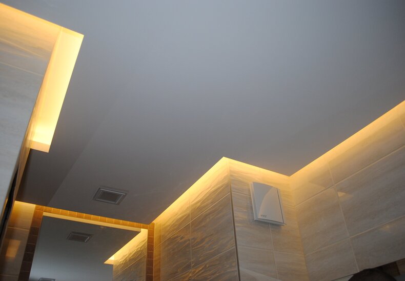 Натяжной потолок с подсветкой в ванную