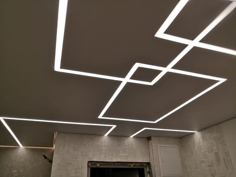 Потолок со световыми линиями в гостиную 14 м2